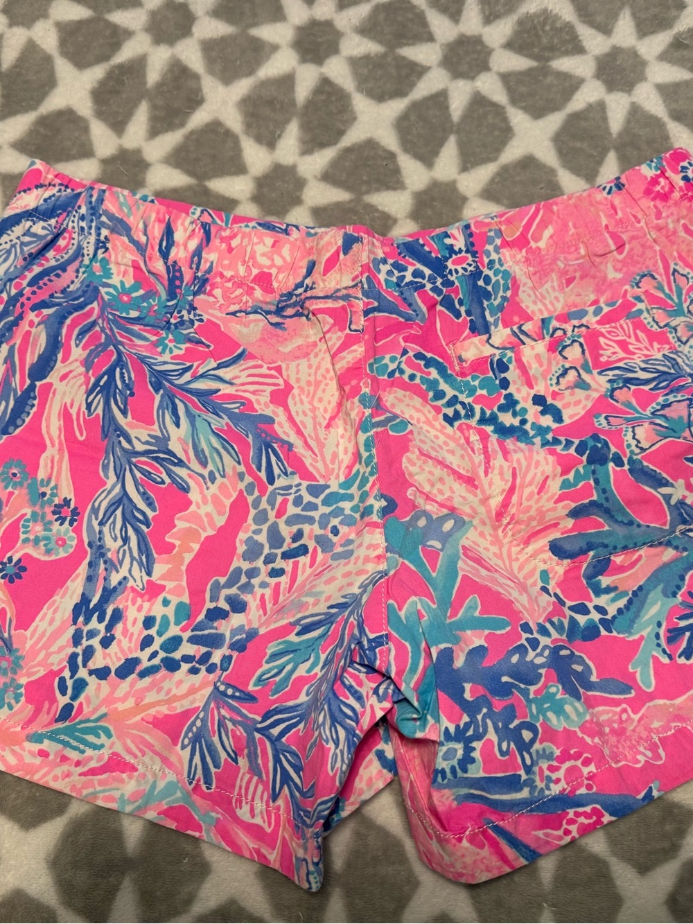 Lilly Pulitzer Ocean view shorts medium
Light Pascha Pink Aquadaisic - Picture 2 of 5